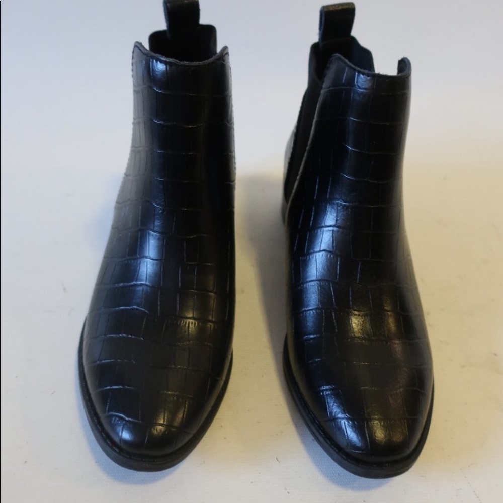 Women’s black boots